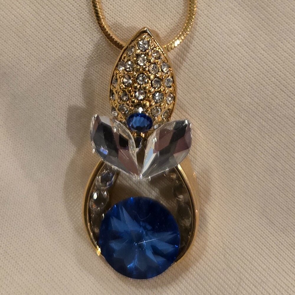 Gold tone pendant with Swarovski crystals